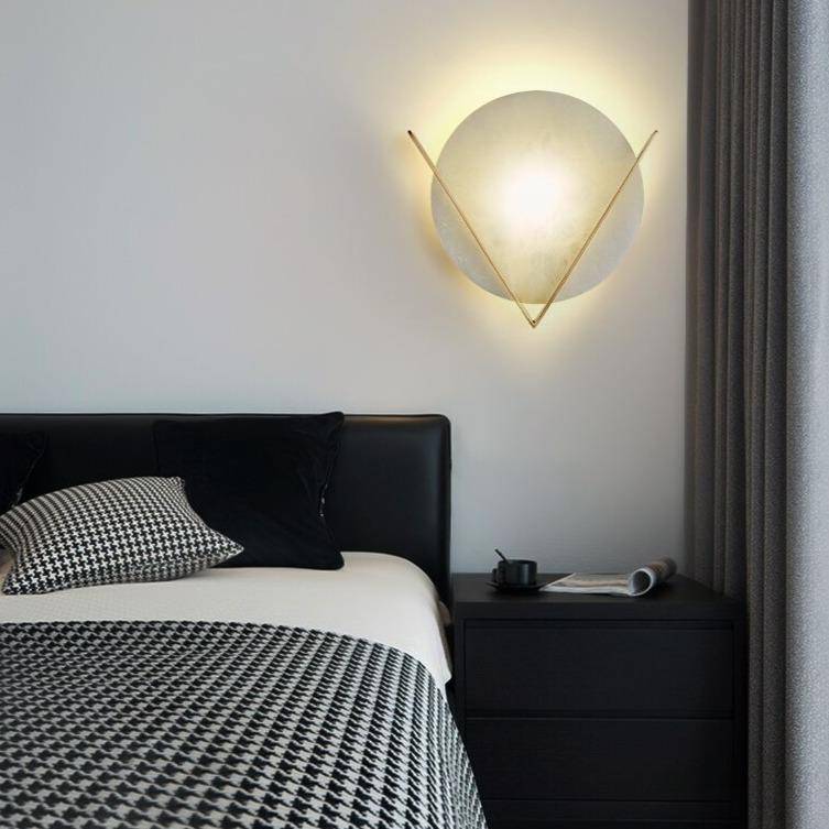 Applique murale design LED avec cercle en marbre et triangle doré