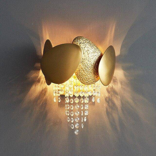 Applique murale design LED en verre cristal et métal martelé doré