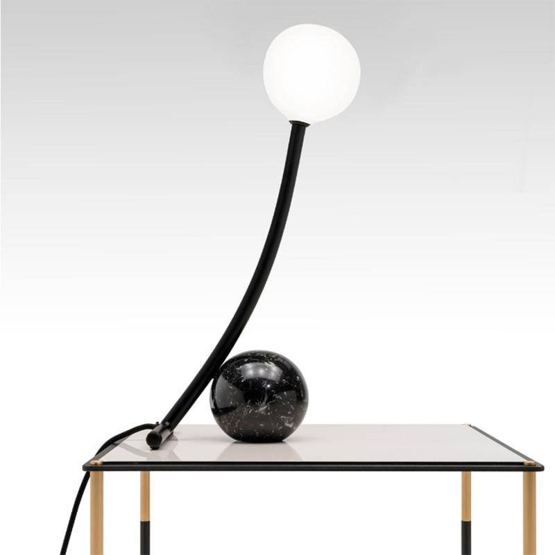 Lampe à poser design LED en marbre et métal courbé - vue 3 sur 4