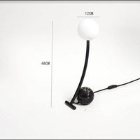 Lampe à poser design LED en marbre et métal courbé