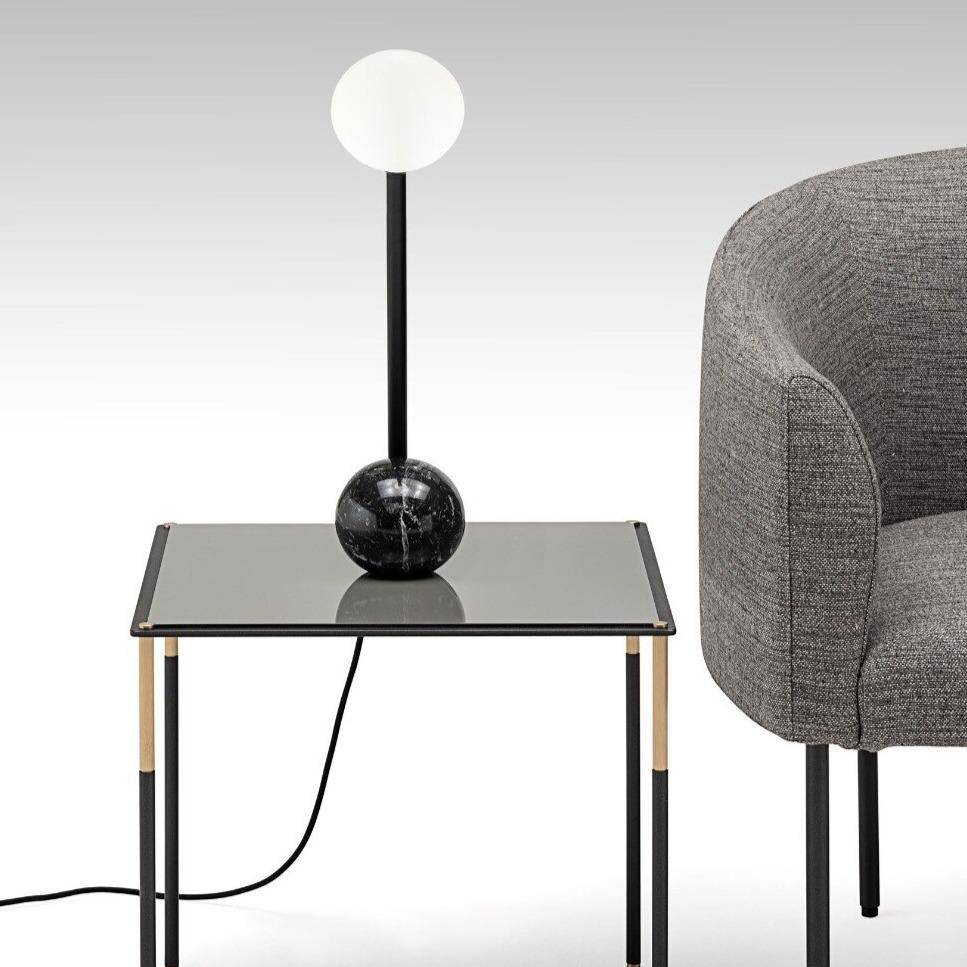 Lampe à poser design LED en marbre et métal courbé - vue 4 sur 4