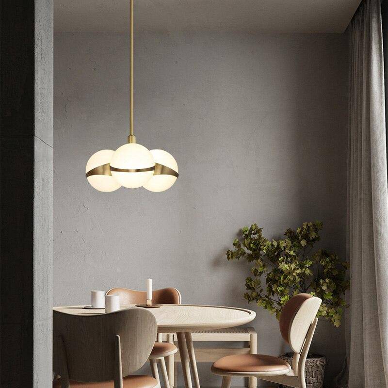 Suspension design LED tube dorée avec plusieurs boules blanches - vue 3 sur 7