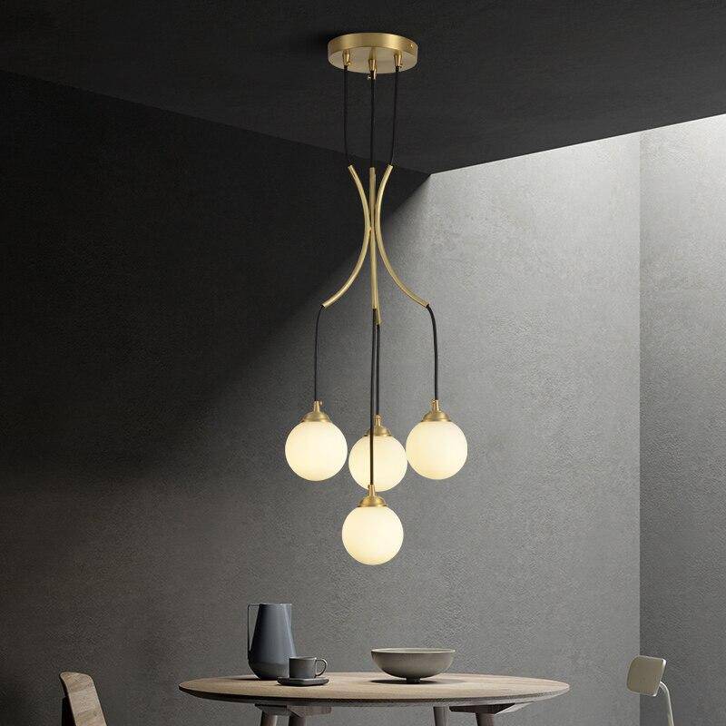 Suspension design LED avec plusieurs tiges dorées et boules lumineuses Spiral