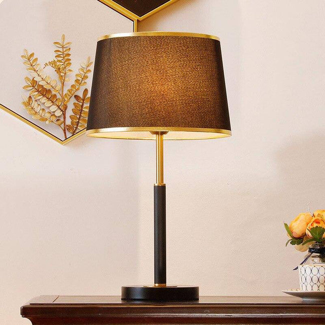 Lampe à poser moderne LED avec abat-jour aux bords dorés