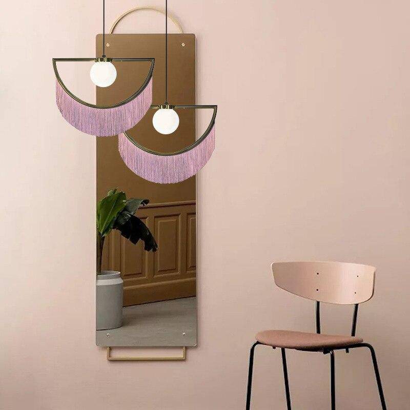 Suspension design LED avec demi-cercle en métal et pendentif coloré