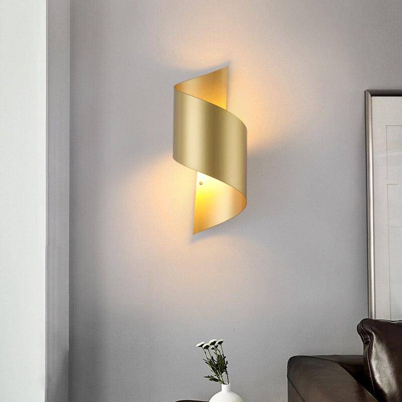 Applique murale design à LED avec courbe en métal doré Loft