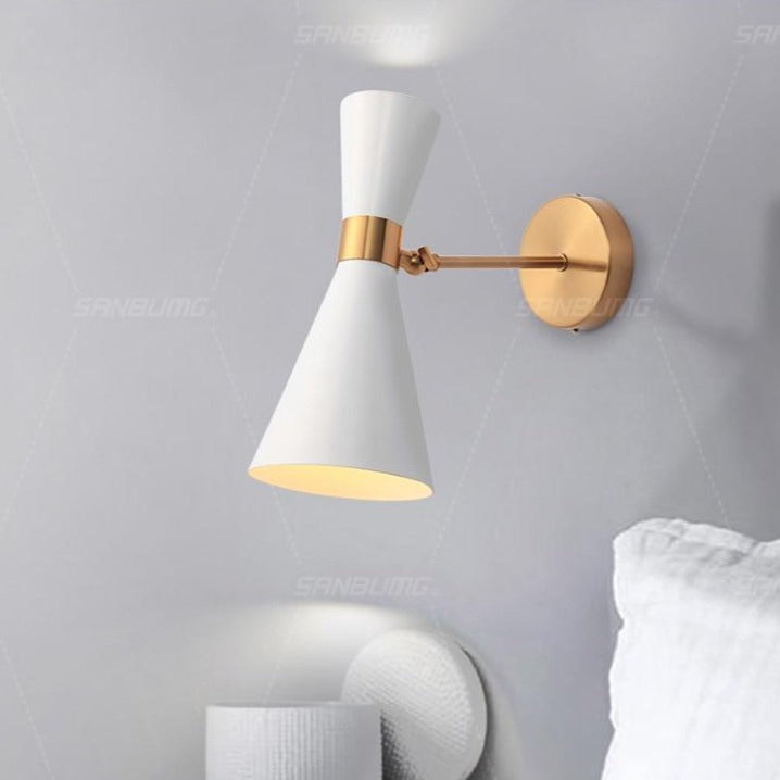 Applique murale design à LED dorée avec abat-jour triangulaire Creative