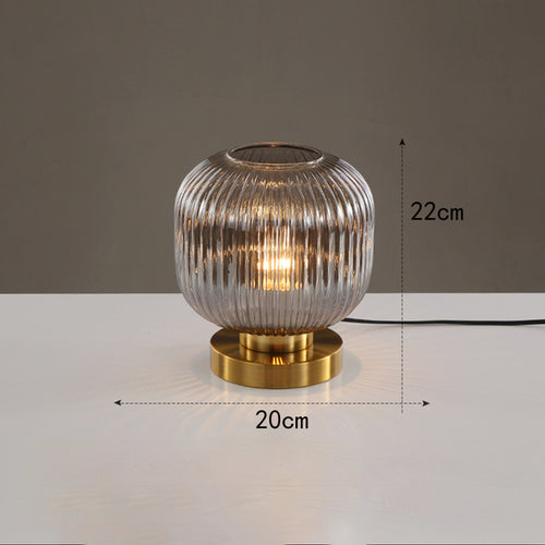 Lampe à poser cylindrique en verre coloré et base dorée Quinn