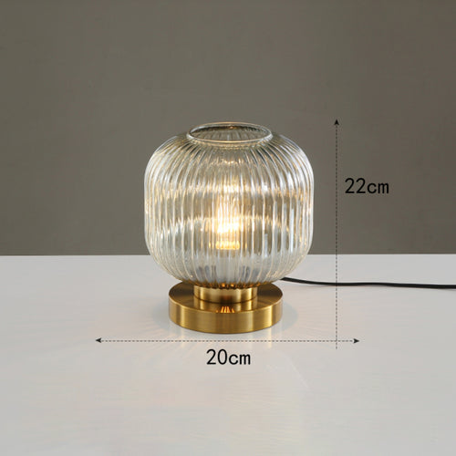 Lampe à poser cylindrique en verre coloré et base dorée Quinn