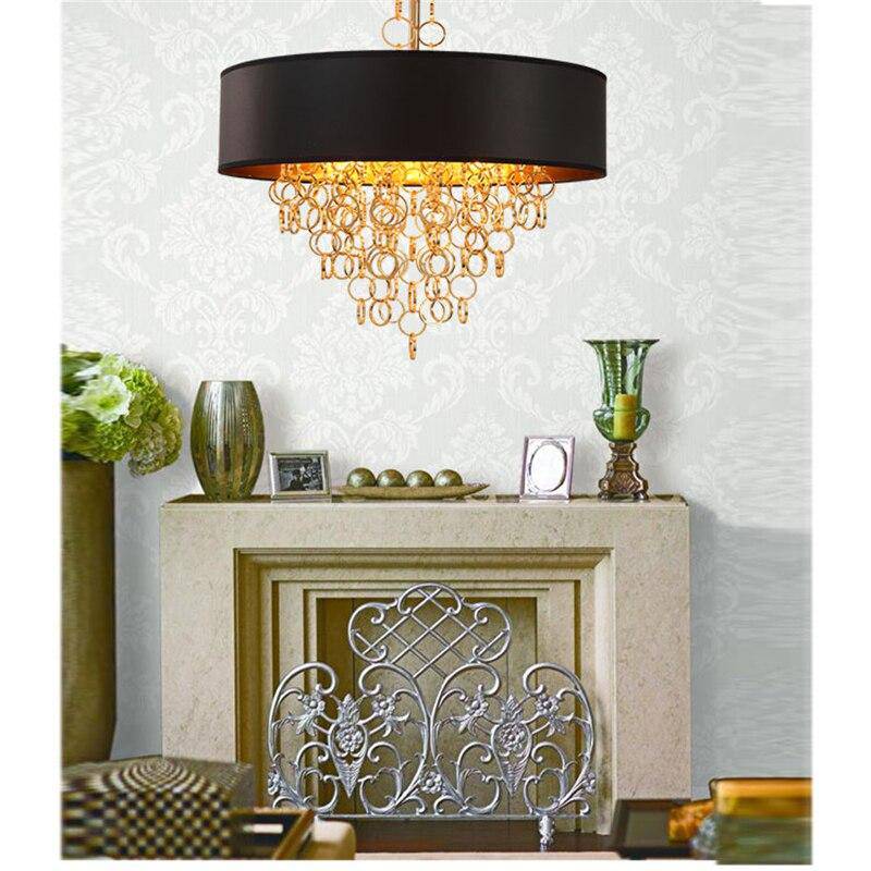 Lustre moderne avec abat-jour rond noir et détails dorés - vue 4 sur 7