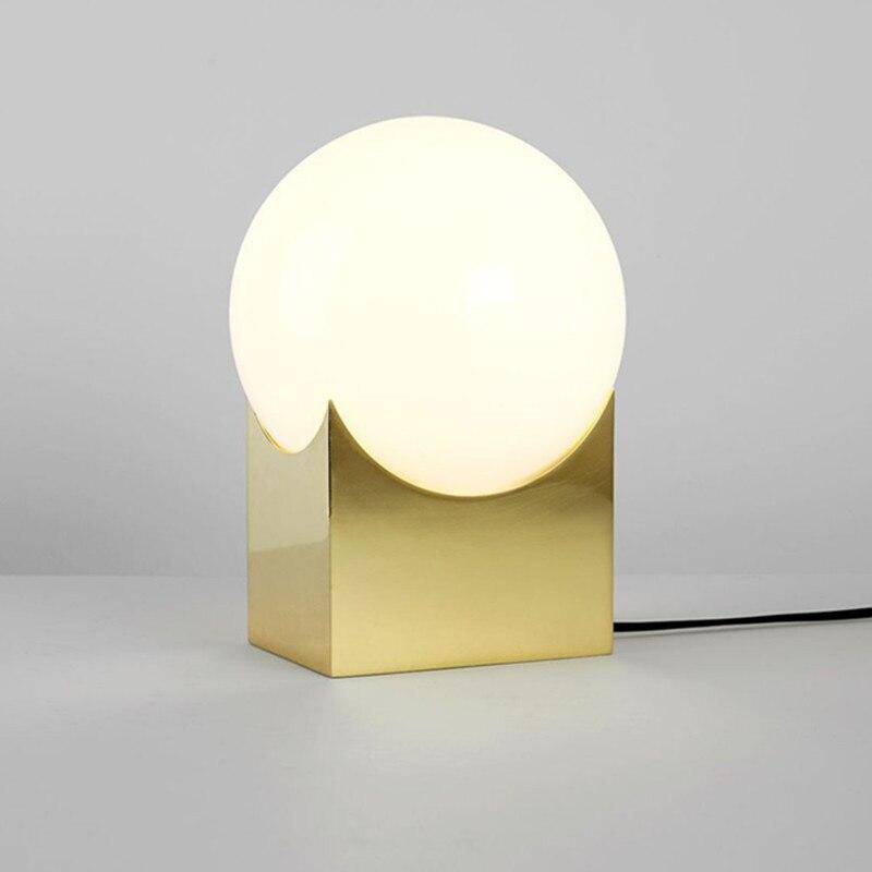 Lampe chevet boule sur support cubique
