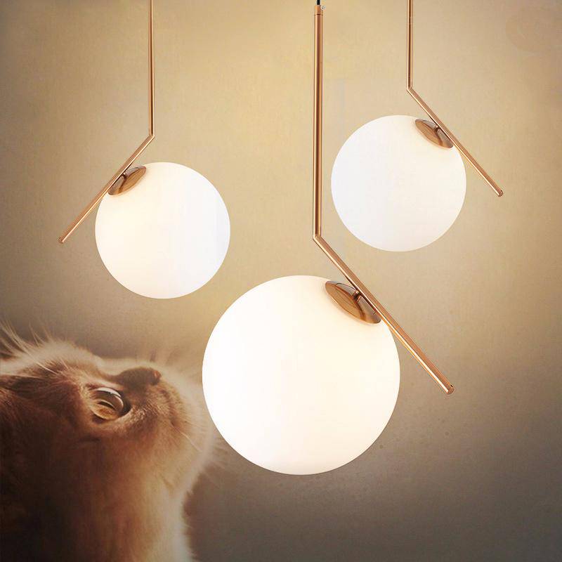 Suspension design à LED avec branche dorée et boule en verre - vue 3 sur 2