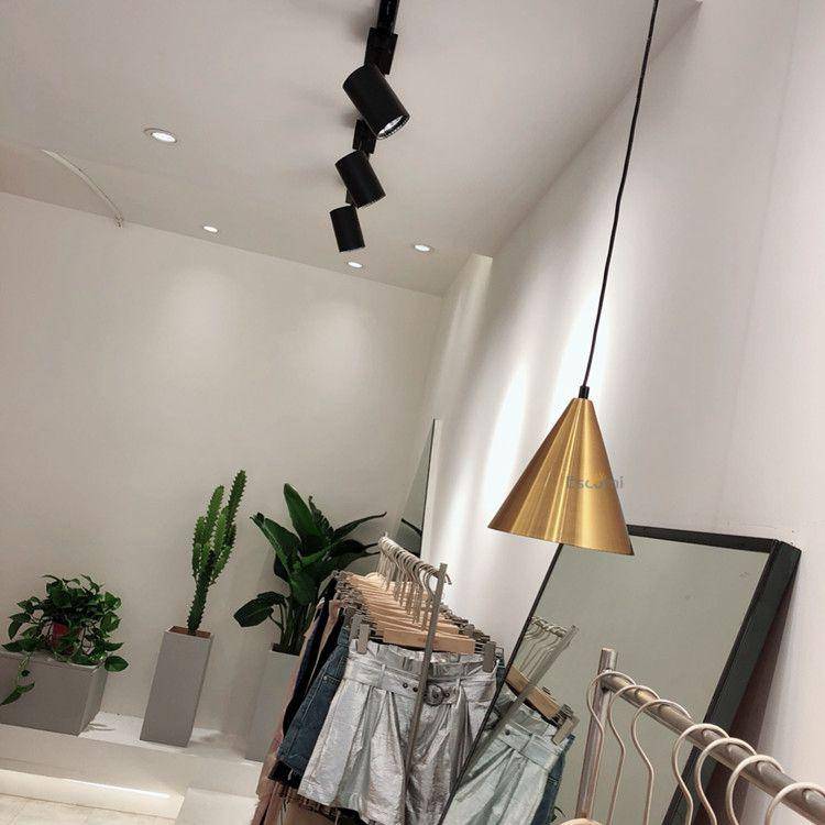 Suspension design doré en forme de cône Luxe