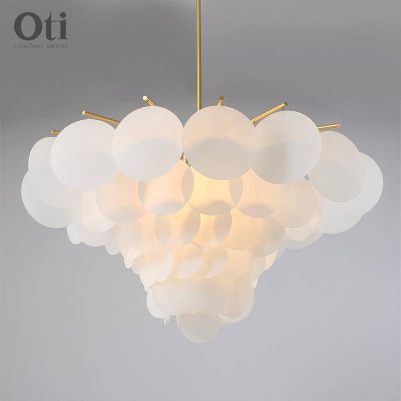 Lustre design avec branches dorées et boules en verre