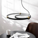 Lustre design à anneaux à LED et boules dorées