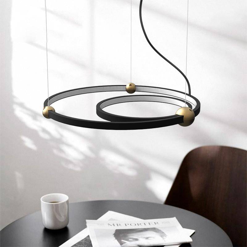 Lustre design à anneaux à LED et boules dorées