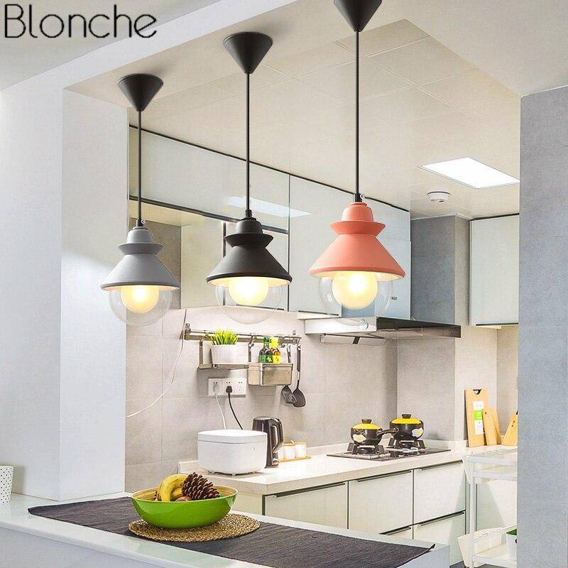 Suspension LED design triangle en métal et boule en verre