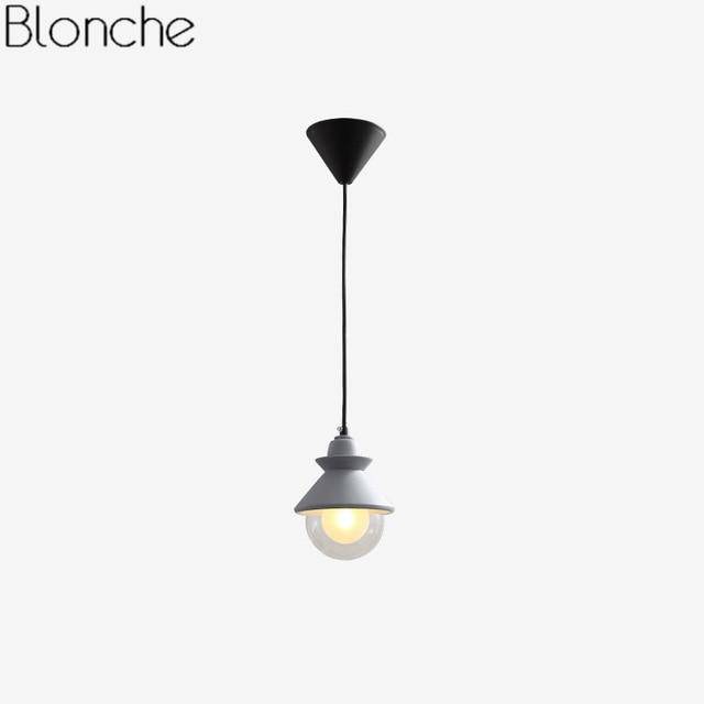 Suspension LED design triangle en métal et boule en verre