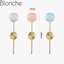 Applique murale dorée LED avec boule en verre de couleur