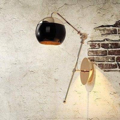 Applique murale design doré à LED ajustable