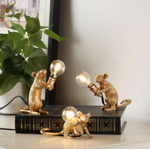 Lampe à poser en forme de souris tenant une lampe - vue 3 sur 11